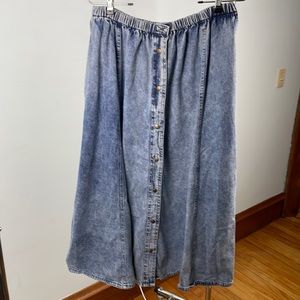 Denim skirt with pockets and snap front